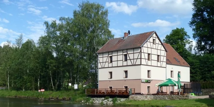 Mlýn se nachází přímo u řeky.