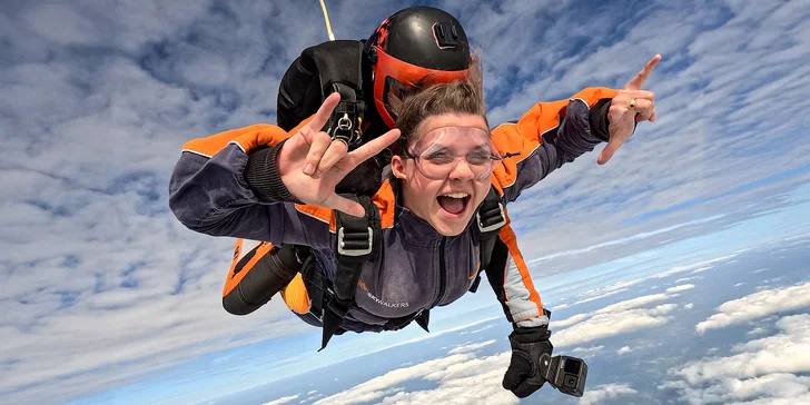 Tandemový seskok s instruktorem z výšky 4200 metrů i s videem a selfie záběry na památku