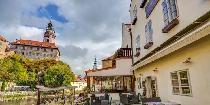 Romantický pobyt v Českém Krumlově: snídaně a privátní wellness s láhví vína