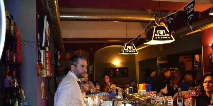 Pobavte se s přáteli: Maxi kyblík nebo dva drinky Cuba Libre v baru Výloha
