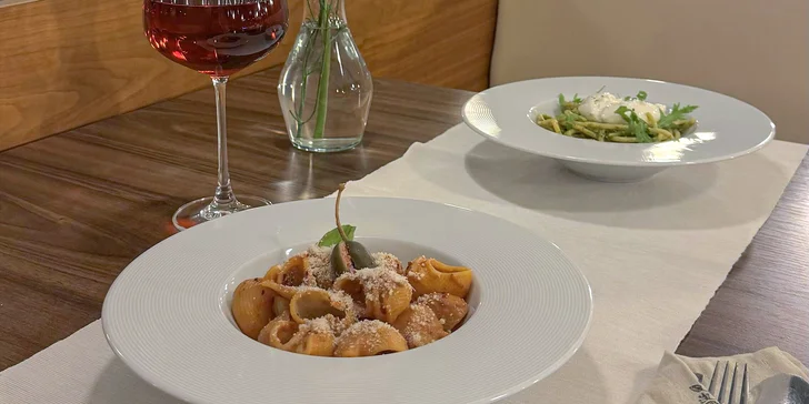 Připravují tu dobroty české a italské kuchyně. Co takhle třeba těstoviny s pestem, houbové rizoto nebo např. hovězí steak či kachní prsa?