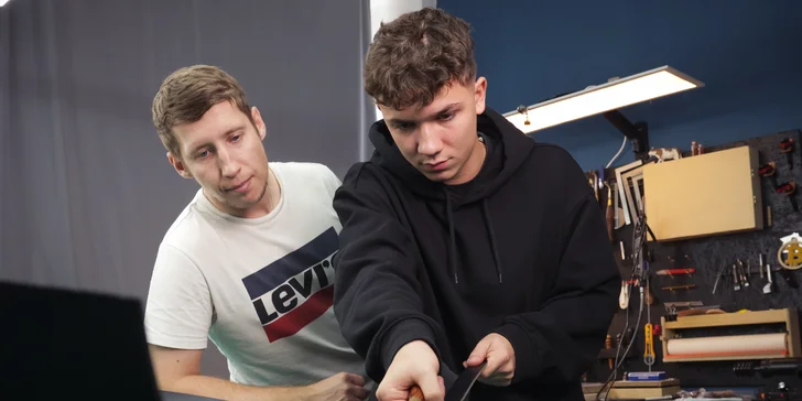 Vyzkoušíte si práci s brašnářskými nástroji, abyste se v klidu připravili na samotnou tvorbu opasku.