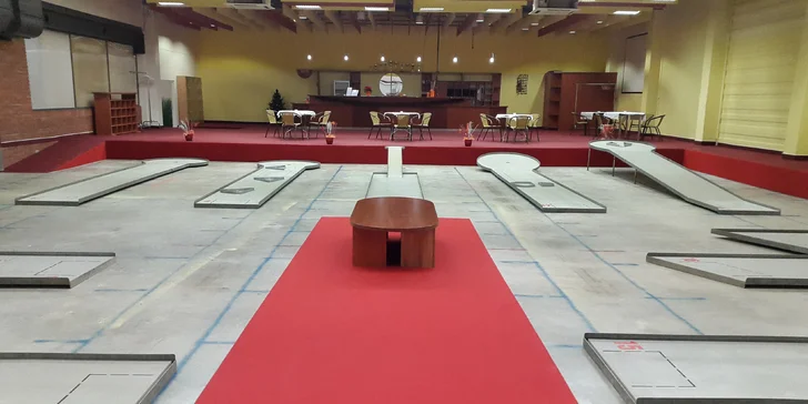 Zpestřete si léto: 90 minut minigolfu v nákupním centru Královo pole