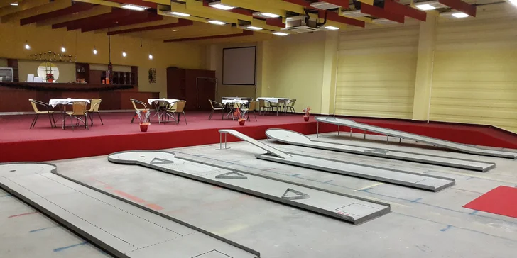 Zpestřete si léto: 90 minut minigolfu v nákupním centru Královo pole