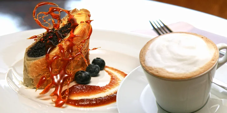 Výtečný závin a šálek teplého nápoje v luxusní 5* restauraci na Václavském náměstí
