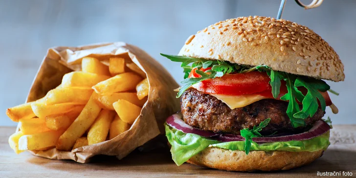 Bašta v Husitské baště: Poctivý burger s domácími hranolky a tatarkou