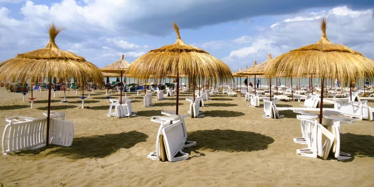 Pláž se nachází cca 100 metrů od hotelu.