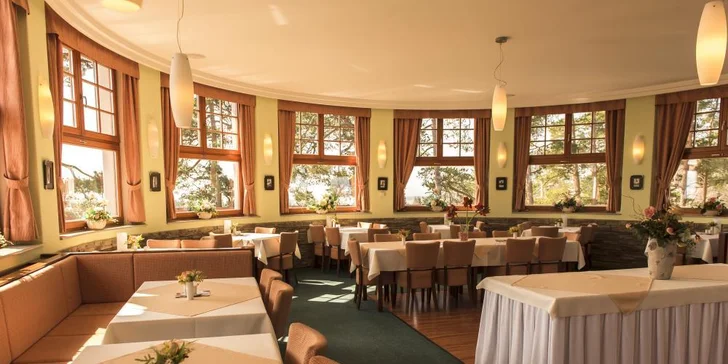 3 dny v hotelu s výhledem na Karlovy Vary: wellness, snídaně a další dobroty