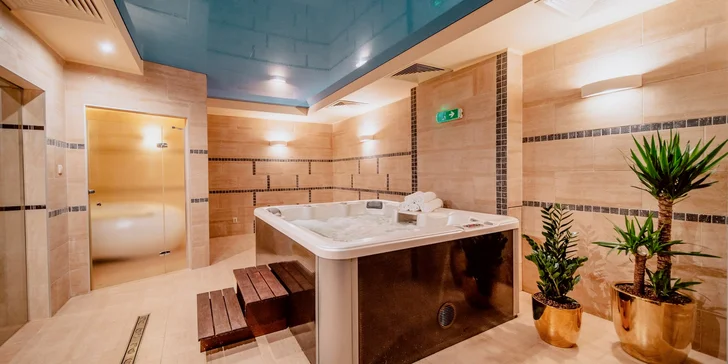 Součástí voucheru je také vstup do spa zóny, kde je vířivka, sauna a parní lázeň.