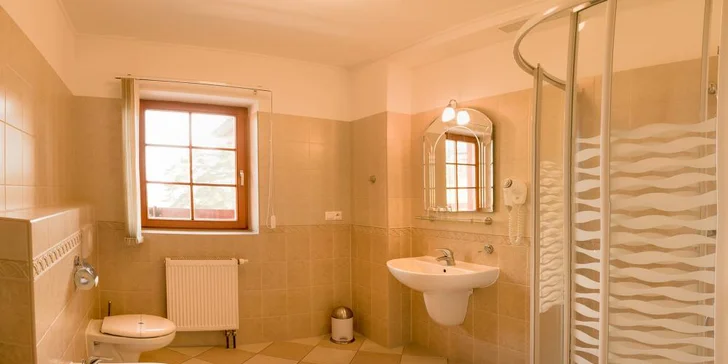 3 dny v hotelu s výhledem na Karlovy Vary: wellness, snídaně a další dobroty