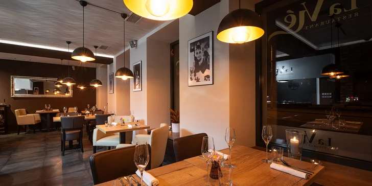 Elegantní design, útulné osvětlení a pečlivě zvolené detaily restaurace vytvářejí dokonalou atmosféru.