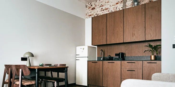 Interiéry propojují eleganci přírodních materiálů a jemných barev, přičemž výhledy míří do klášterní zeleně. 
