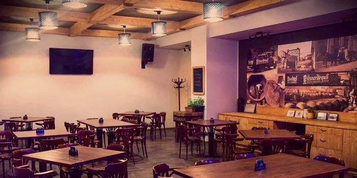 Burger s trhanou BBQ krkovicí, meruňkovou hořčicí a hranolky pro 1 i 2 os.