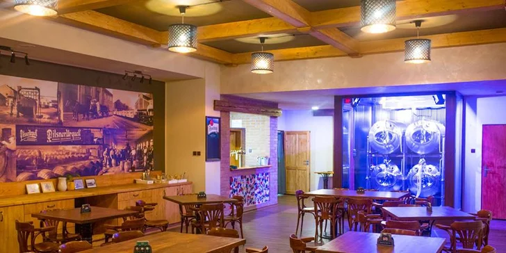 Burger s trhanou BBQ krkovicí, meruňkovou hořčicí a hranolky pro 1 i 2 os.
