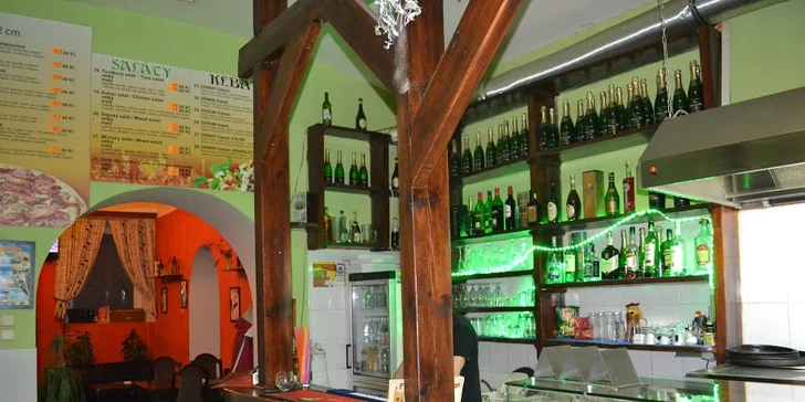 Kebab dle výběru v centru Prahy: kuřecí maso v tortille nebo s pita chlebem