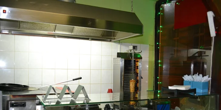 Kebab dle výběru v centru Prahy: kuřecí maso v tortille nebo s pita chlebem