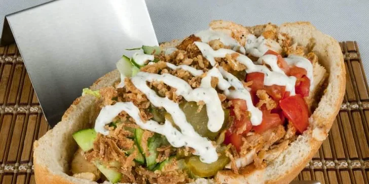 Kebab dle výběru v centru Prahy: kuřecí maso v tortille nebo s pita chlebem