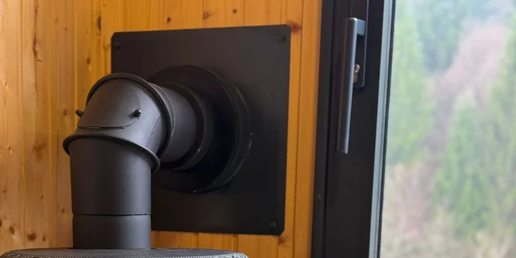 Romantickú atmosféru umocnia kachle na drevo, ktoré nielen hrejú, ale aj pekne vyzerajú. Váš pobyt sa tak razom premení na romantickú (a hrejivú) rozprávku.