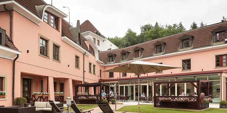 V hotelovém podzemním parkovišti můžete navíc zaparkovat zdarma.