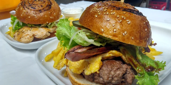 Vyberte si váš oblíbený: 1 nebo 2 dobrotami napěchované burgery dle výběru