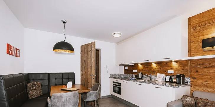 Ubytujete sa v elegantných izbách a apartmánoch.