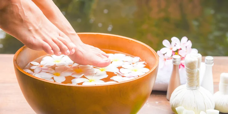 Mokrá či SPA pedikúra: Odpočinek a osvěžení pro unavené nohy