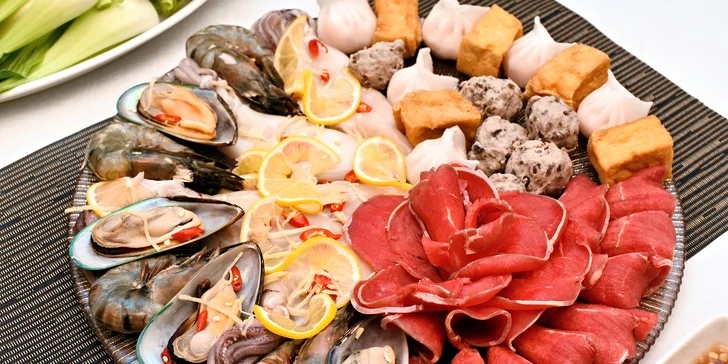 Asijské Hot Pot menu pro 2 osoby – uvařte si sami přímo na stole
