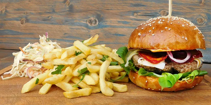 Burger menu v Choosy: hovězí v domácí bulce, hranolky, Coleslaw i cheesecake