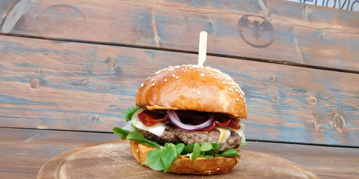 Burger menu v Choosy: hovězí v domácí bulce, hranolky, Coleslaw i cheesecake