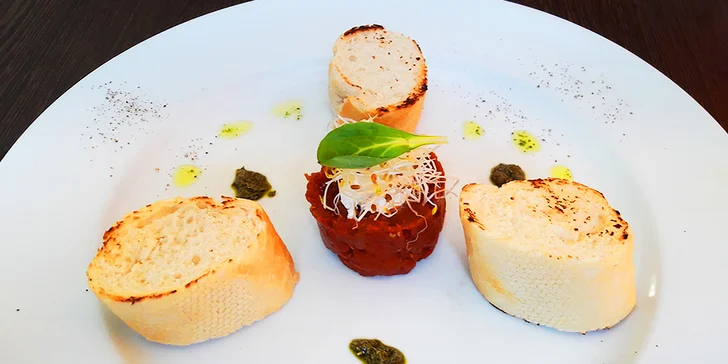 Tříchodové menu pro dva: zeleninový tatarák, panenka a zimní panna cotta