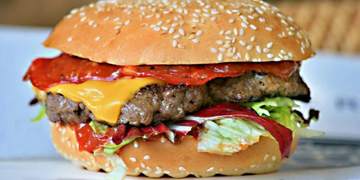 Dva výtečné XXL burgery s hranolky, Coleslawem a nealko nápojem