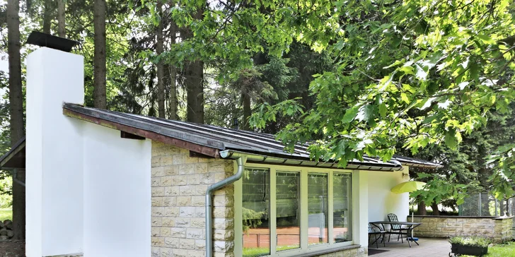 Záhradný apartmán je samostatný bungalov v hotelovom parku, asi 75 metrov od hotela.