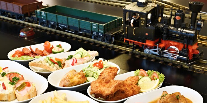 Snězte, kolik můžete: Vagon plný dobrot v mašinkové kavárně Golden Pacific Café
