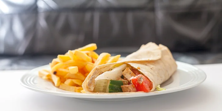 Španělsko na talíři: tortilla s grilovaným tofu, hranolkami a domácí tofunézou
