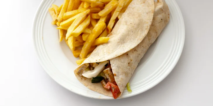 Španělsko na talíři: tortilla s grilovaným tofu, hranolkami a domácí tofunézou