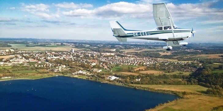 Hodinový let nad Ostravou a Lysou horou: kochejte se nebo sami pilotujte