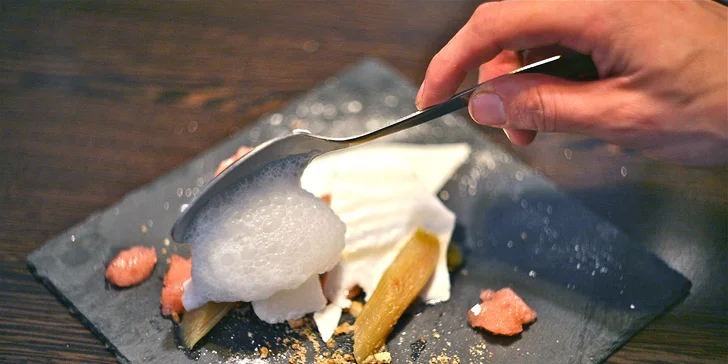Poznejte nové chutě: famózní degustační menu pro 2 osoby v Černé růži