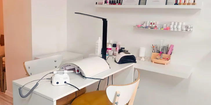 Na výběr je manikúra s Shellacem nebo s gelovou modeláží.