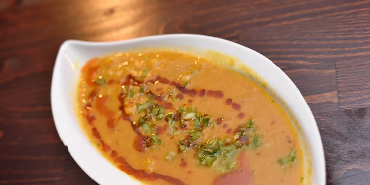 Yellow dal – Žltý hrach v paradajkovej a cibušovej omáčke s koriandrom 