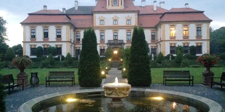Romantika na zámku Jemniště: nádherný apartmán s krbem a polopenze