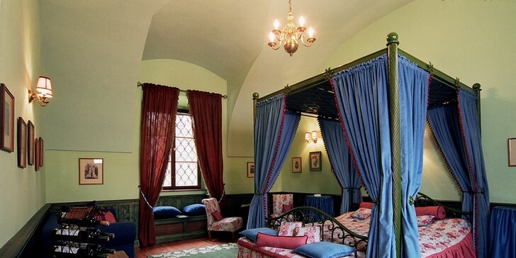 Romantika na zámku Jemniště: nádherný apartmán s krbem a polopenze