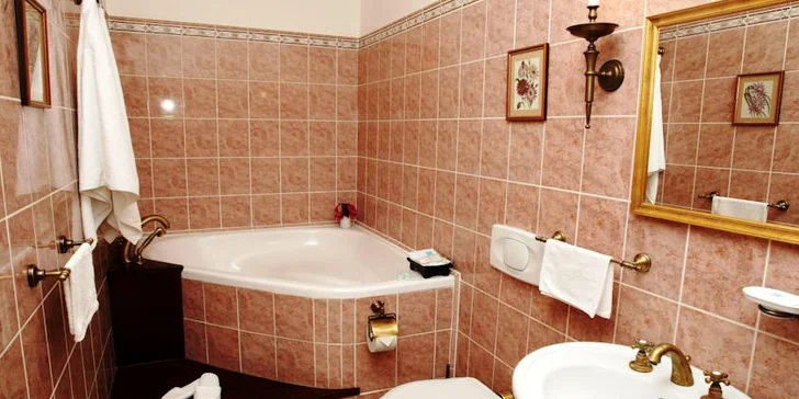 Romantika na zámku Jemniště: nádherný apartmán s krbem a polopenze