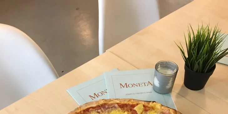 Dvě pizzy v příjemné restauraci: osm tradičních i méně tradičních druhů