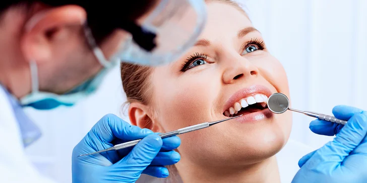 Dentální hygiena a bělení zubů gelem a modrým laserovým světlem