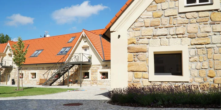 Obklopí vás přírodní materiály, všude voní dřevo, zurčí tu potůček a šumí blízký les. 