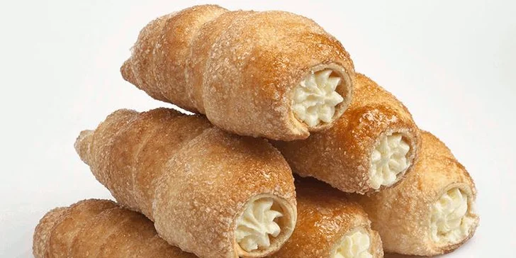 Vynikající a krásné dorty nebo krabice mini kremrolí