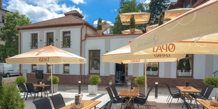 I stolovat můžete venku, k restauraci patří terasa.