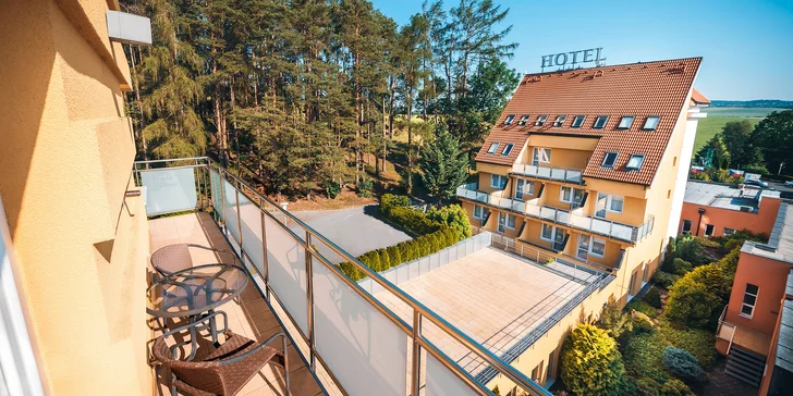Hotel Naháč leží v krásně zelené krajině, kde můžou děti řádit od rána do večera.