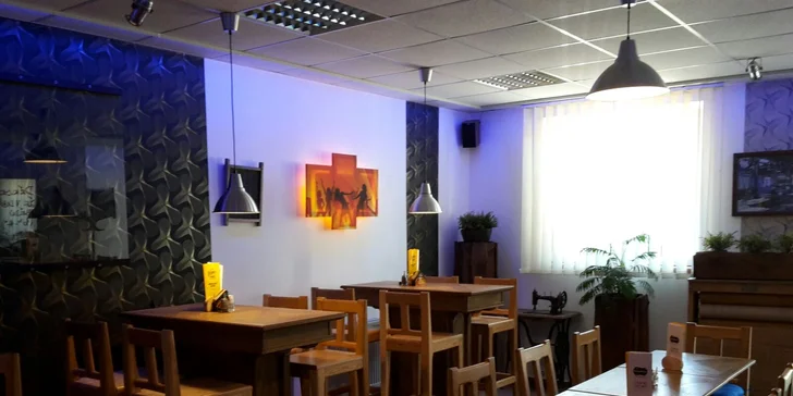 Dobrotami napěchované burgery pro dva strávníky a porce hranolků