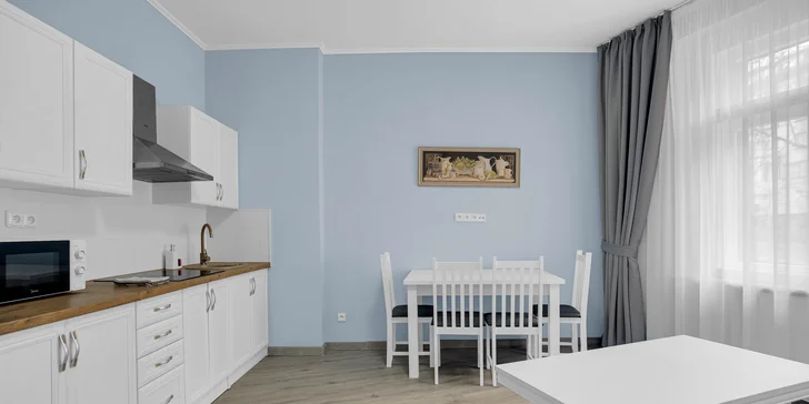 Všechny pokoje disponují kuchyňkou s rychlovarnou konvicí, mikrovlnnou troubou a ledničkou.